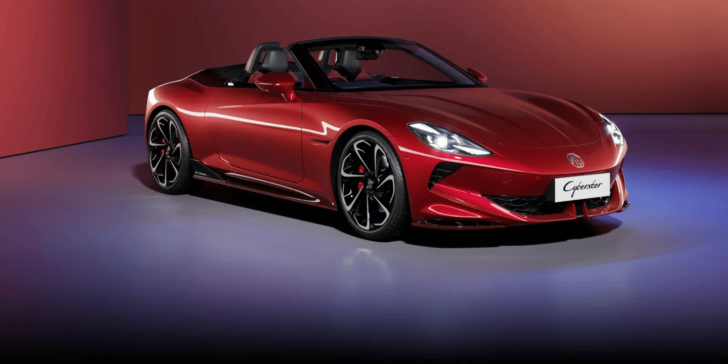 Červený roadster MG Cyberster se sklopenou střechou ve studiu s modrým podsvícením