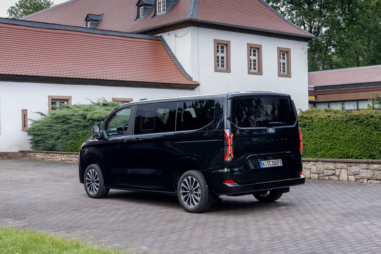 Ford E-Tourneo Custom — foto 2