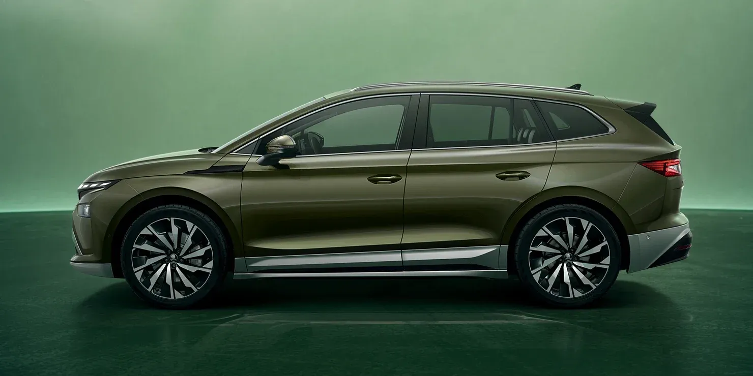 Škoda Enyaq z boku — se 4,66 m délky nabízí největší kufr i prostor pro posádku