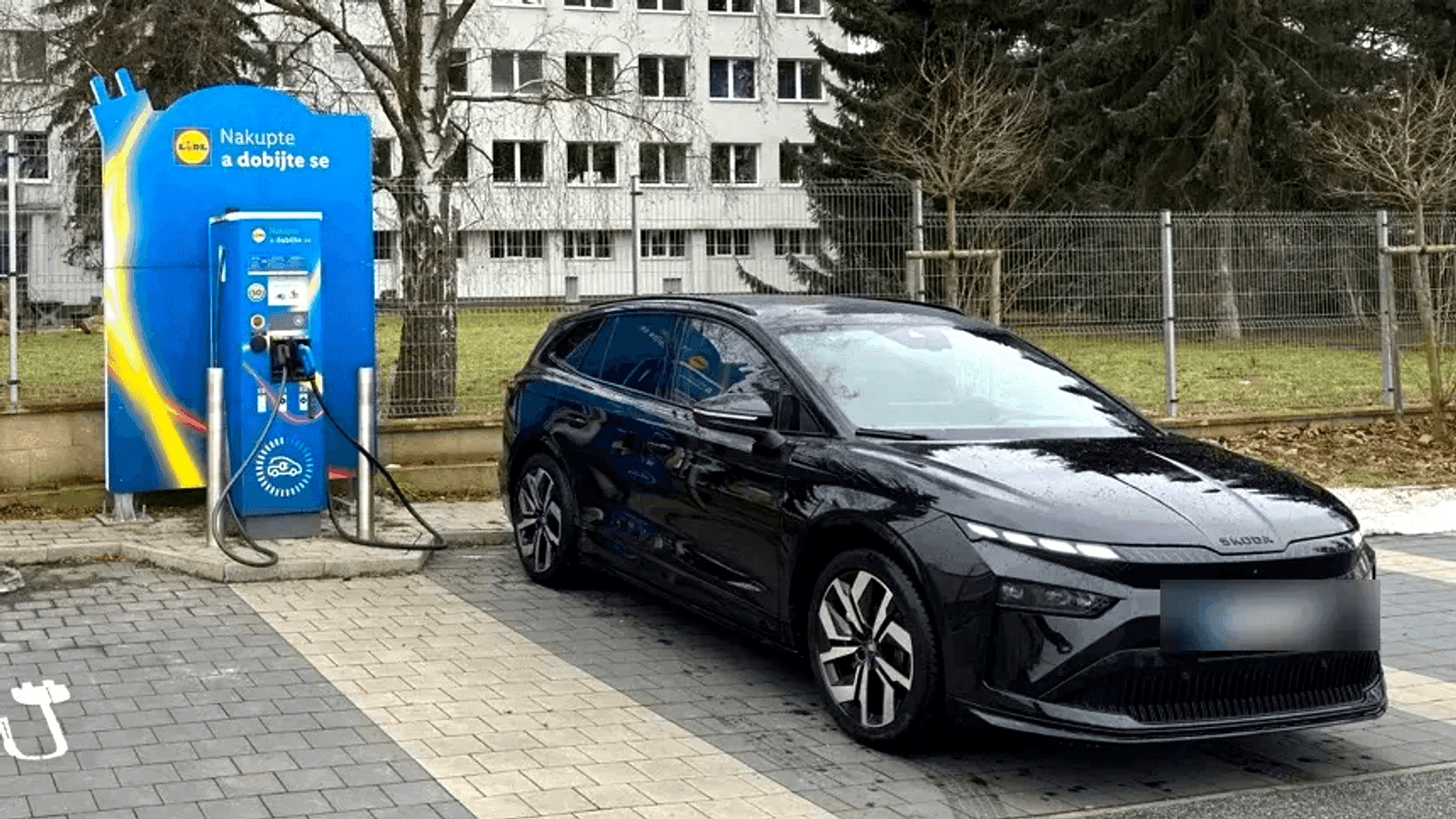 Škoda Enyaq nabíjející se u nabíječky Lidl