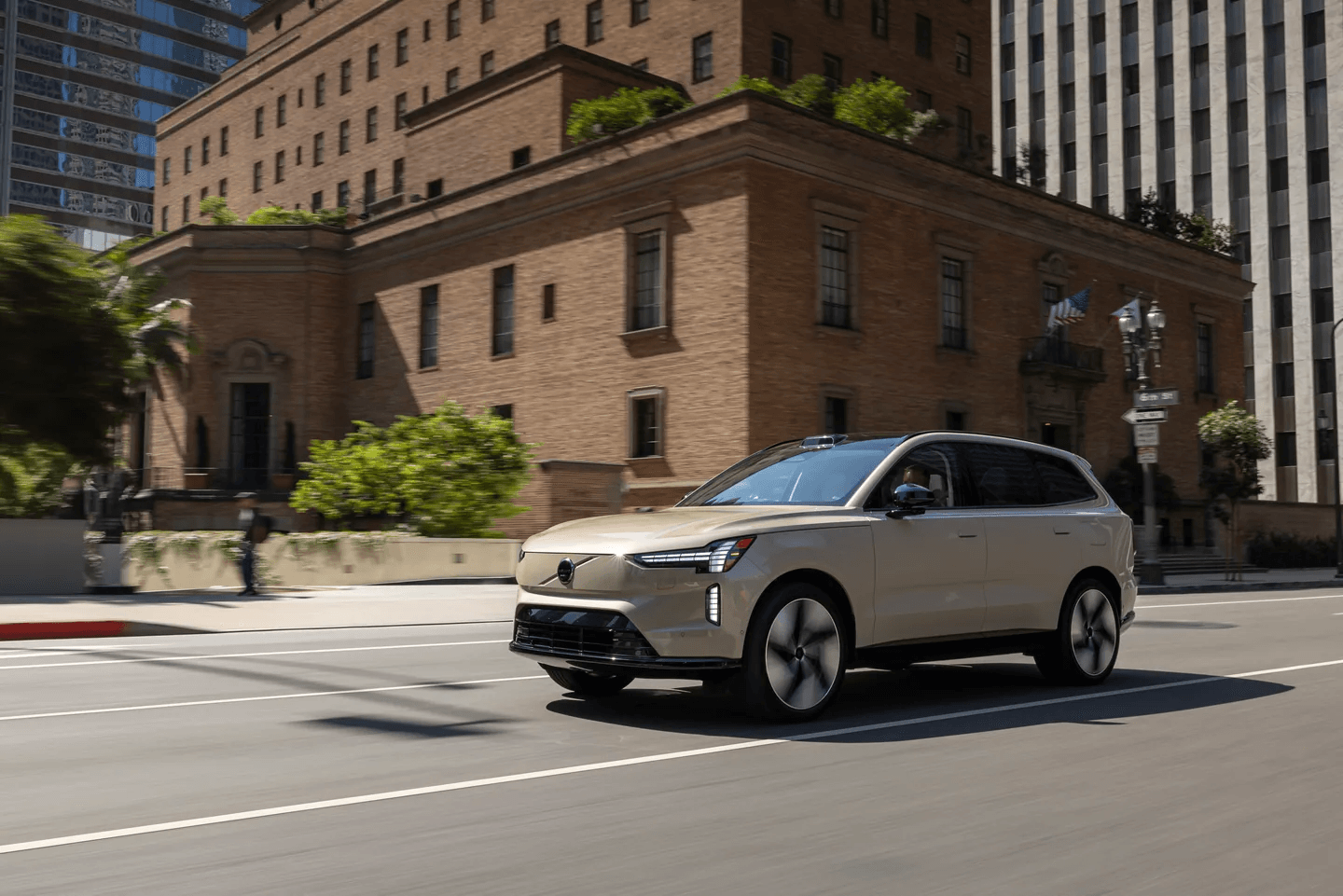 Volvo EX90 — elektrické SUV v pohybu na městské ulici