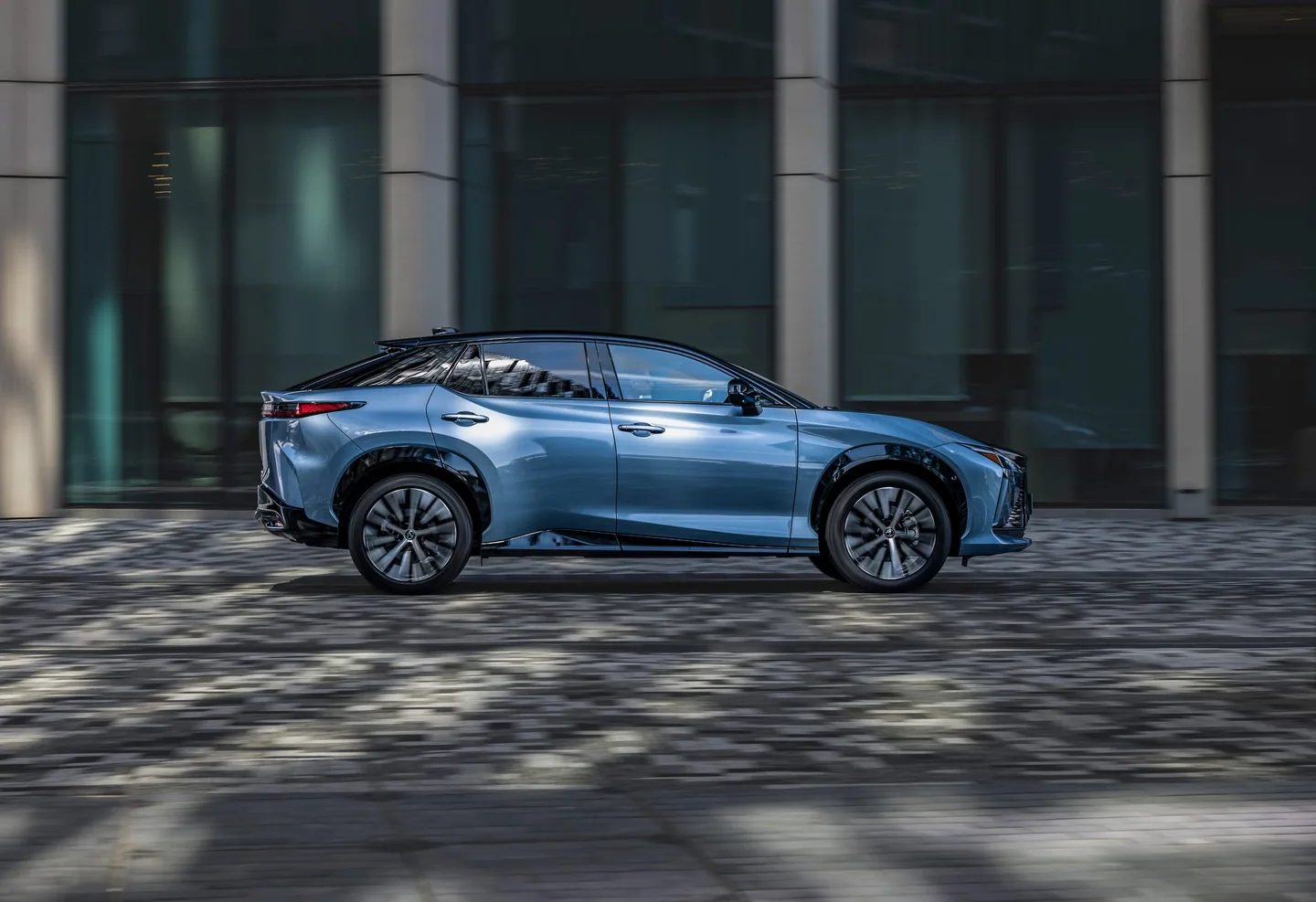 Lexus RZ — foto 2