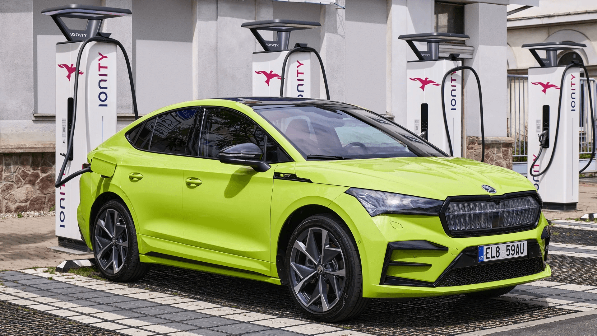 Zelená Škoda Enyaq Coupé RS nabíjí u rychlonabíjecí stanice IONITY