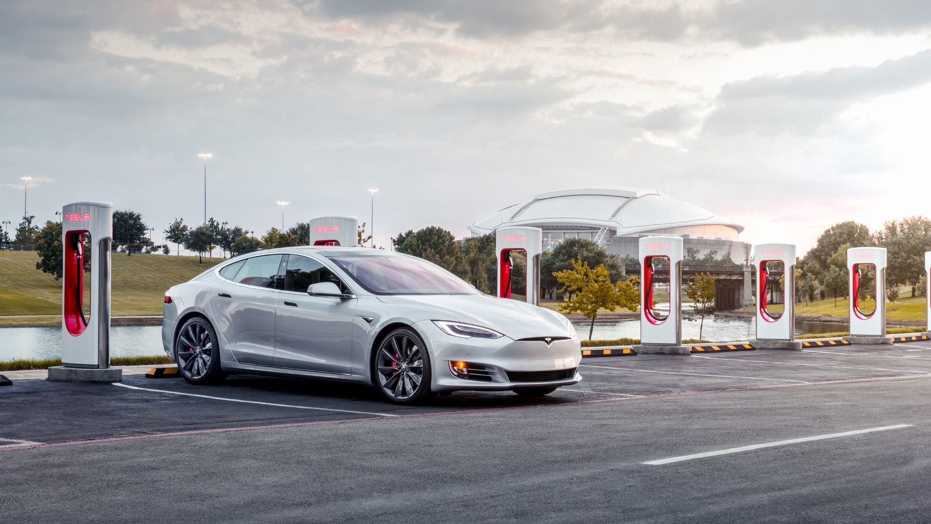 Vůz Tesla Model S u stojanů Tesla Supercharger